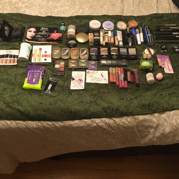 🌟FREE MAKE UP🌟 SOLD!!! - Picture 1 of 8